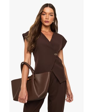 Steal the style top spot in a statement separate from the tops collectionCamis or crops, bandeaus or bralets, we've got all the trend-setting tops so you can stay statement in separates this season. Hit refresh on your jersey basics with pastel hues and pick a quirky kimono to give your ensemble that Eastern-inspired edge. Off the shoulder styles are oh-so-sweet, with slogans making your tee a talking point.