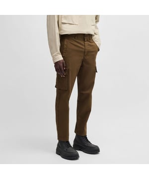Mens BOSS Sisla-8 Cargo Trousers in Stretch-Cotton Twill in open green.Casual cargo trousers by BOSS Menswear. Featuring a logo patch on the pocket  this comfy pair is crafted in breathable stretch twill. This product’s raw material is derived from regenerative agriculture: an approach focused on preservation and restoration that aims to increase biodiversity  preserve water quality and improve soil health while absorbing CO2. Regenerative agriculture also promotes animal welfare and fair working conditions for farmers.- Regular fit- Regular rise- Button and zip closure- Fit foot width: 38cm- 98% Cotton  2% Elastane  pocketing: 65% Polyester  35% Cotton.  Machine washable.- Ref: 50530599-368