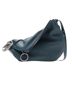 Deze Burberry Medium Knight Navy Blue Leather Shoulder Bag is moeiteloos stijlvol en functioneel. Hij heeft een grote ritssluiting en een verstelbare riem en is gemaakt van 100% kalfsnerfleer. Dankzij het luxe materiaal en hoogwaardige design is deze tas zowel duurzaam als opvallend. Perfect voor elke gelegenheid en voegt een vleugje elegantie en verfijning toe aan elke outfit. Mis je kans niet om je stijl te verbeteren met deze Burberry must-have.