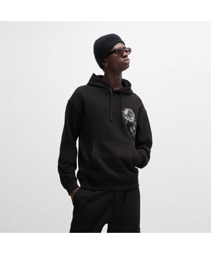 Heren HUGO Dirosehood Cotton-Terry Hoodie met bloemen- en logoprints in zwartEen relaxed-fit hoodie bedrukt met gothic bloemen en gestapelde branding van HUGO. Deze laag is gemaakt van badstof van zacht katoen.- Relaxed fit- Capuchon- Sluiting boven: Aanrijgsluiting- Zakken boven: Kangoeroezak- Lange mouwen- Geribde manchetten- Standaardlengte- 100% Katoen.  Machinewasbaar- Ref: 50524274-001