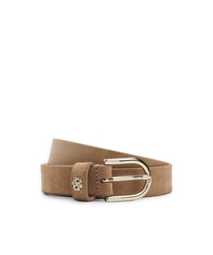 Dames BOSS Scarlet-BB Suède Riem met Double B monogram in medium beige.Gemaakt van zacht suède geeft deze 2,5 cm BOSS Womenswear riem de finishing touch aan elke look. Onderscheidend Double B monogram. Voor de beste pasvorm adviseren wij een riem te bestellen die een maat groter is dan je taillemaat. Dit product bevat minstens 60% betere grondstoffen. - Gegraveerd logo op sluiting- Breedte: 2,5cm- Hardwareafwerking: Lichtgouden hardware- 100% koeienhuid- Ref: 50522643-261