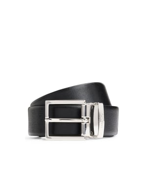 Heren HUGO Giupi-S Italiaanse leren omkeerbare riem met logohouder in zwartEen omkeerbare riem in Italiaans leer met gladde en gestructureerde afwerking van HUGO Menswear. Dit accessoire van 3,5 cm heeft een gegraveerd logo op de houder.  Minstens 60% van het leer dat voor dit product wordt gebruikt, is afkomstig van gecertificeerde leerlooierijen.- Gegraveerd logo op de sluiting- Breedte: 3,5cm- Hardwareafwerking: Gepolijste zilverkleurige hardware- 100% koeienhuid- Ref: 50522618-004