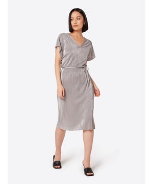 Dieses glamouröse Midikleid ist perfekt für die kommende Partysaison. Die Lurexfäden bringen Glanz und Schimmer, während die Plissee-Faltenlegung Bewegung bringt. Die schlichte Schnittführung macht es sehr bequem. Mit dem Taillenbindeband können Sie Ihre Silhouette individuell betonen.