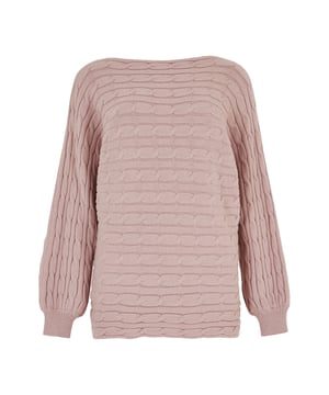Dieser mittelschwere Pullover aus zeitlosem Zopfstrick hat eine entspannte Passform, die sich perfekt zum Überziehen eignet. Er hat einen Bootsausschnitt, Fledermausärmel und Rippenbündchen.  Tragen Sie den Pullover über einem Hemdkleid und kombinieren Sie ihn mit Strumpfhosen und Ankle Boots für ein elegantes, lässiges Finish, das sich perfekt für das Büro oder die Freizeit eignet.