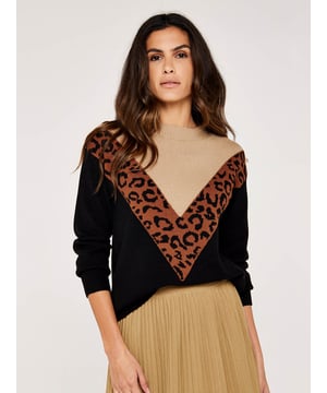 Dieser auffällige Pullover besticht durch einen modernen Colorblock und einem auffälligen Animalprint. Die legere Schnittführung, gepaart mit der weichen und kuscheligen Ware, macht daraus schnell einen Lieblingspullover.