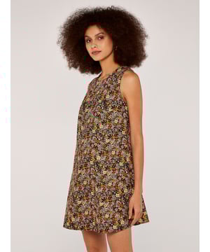 Das kurze Modell von APRICOT begeistert uns vor allem durch die legere Schnittführung. Der farbenfrohe Druck rundet das Modell gekonnt ab. Ein must-have in unserer Garderobe!