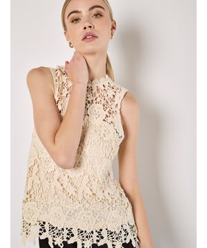 Dieses Top aus Spitze ist eine elegante Option für Ihre nächste Veranstaltung. Es kombiniert ein feminines Blumenmuster mit einem überschnittenen Ausschnitt und Saum. Es ist gefüttert und verfügt über einen Schlüssellochverschluss im Nacken, sowie einen ärmellosen Schnitt.