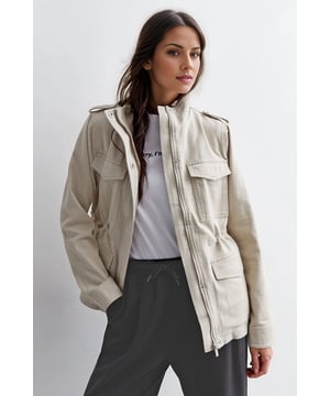 Boasting 4 front pockets, a gathered waist and soft cotton fabric, this zip front jacket is a winner for layering. Throw it on over your fave fits when you need extra warmth.
Super Soft Cotton Canvas
High Stand Neck
25" Shoulder to Hem
Sizing: As expected
Zip and Popper Fastening
4 Front Pockets
Shoulder Tabs
Tie Waist (optional).