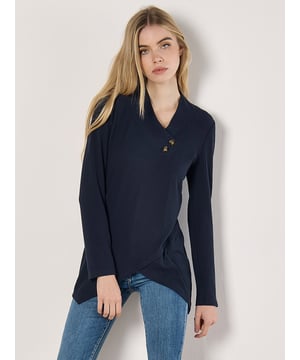 Kombinieren Sie Komfort und Stil mit diesem Tunika-Top aus Rippenstrick. Es ist lang geschnitten, hat einen V-Ausschnitt mit Zierknöpfen und einen Wickelsaum.