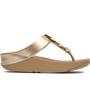 Die Fitflop Halo Bead Circle Metallic Sandalen verleihen Ihrer lässigen Sommergarderobe einen eleganten Akzent. Diese in natürlichen Farben gehaltenen Damenflipflops zeigen zarte, metallische Kreisperlenarbeiten, die das Licht bei jedem Schritt einfangen. Das synthetische Obermaterial fühlt sich weich auf der Haut an, während die renommierte Komforttechnologie von Fitflop Ihre Füße den ganzen Tag über polstert. Unterstützt von einer strapazierfähigen Gummisohle bieten diese Schuhe die perfekte Balance zwischen Stil und Praktikabilität für Abenteuer in warmem Wetter.