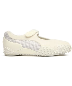 La Puma Mostro Fey Premium reimagina el calzado casual con su atrevido diseño escultural. Estas zapatillas blancas para mujer combinan funcionalidad y alta moda a través de su innovadora construcción híbrida. La parte superior de nailon ofrece comodidad ligera mientras se asienta sobre una suela de goma con picos de vanguardia que atrae todas las miradas. Con su silueta de perfil bajo, estas zapatillas llamativas aportan un carácter distintivo a cualquier conjunto. Perfectas para quienes aprecian elementos de diseño únicos que desafían los límites sin sacrificar la usabilidad.