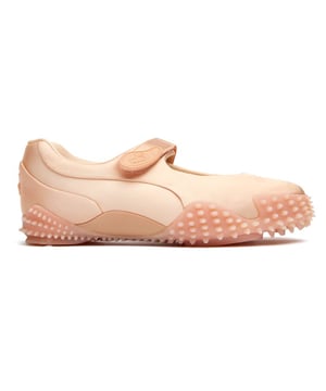 Die Puma Mostro Fey Premium fÃ¼r Frauen verbindet zeitgenÃ¶ssisches Design mit Retro-Elementen, um etwas wirklich Einzigartiges zu schaffen. Diese rosafarbenen Freizeitschuhe prÃ¤sentieren eine skulpturale Silhouette mit einem innovativen Nylon-Obermaterial auf einer avantgardistischen, gespikten Gummisohle. Die Hybridkreation behÃ¤lt ein schlankes, flaches Profil bei, wÃ¤hrend sie ein kÃ¼hnes Modestatement setzt. Perfekt fÃ¼r die stilbewusste Frau, die unerwartete Details zu schÃ¤tzen weiÃŸ, bieten diese Sneaker Komfort, ohne auf Pumas charakteristische kantige Ã„sthetik zu verzichten.