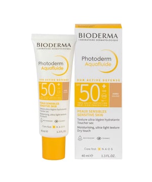 El PHOTODERM aquafluide SPF50+ de BIODERMA presenta una consistencia acuosa y ligera, dejando un acabado seco. Proporciona la más alta protección contra los rayos UVA y UVB, estimulando las defensas naturales de la piel y resguardándola de posibles daños celulares. Su textura es de tipo aqua-ligera y se seca al tacto. Es apta para todos los tipos de piel, incluyendo las mixtas y grasas. Su fórmula es bien tolerada por la piel, no provoca comedones, no contiene aceites, es de textura ligera, no tiene fragancia y cuenta con resistencia al agua.