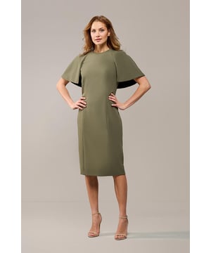 Ontdek je nieuwe must-have: de groene Kate jurk is een toonbeeld van elegantie en verfijning. Met haar luxe uitstraling en perfecte pasvorm is deze stijlvolle jurk een echte blikvanger. Gemaakt van een hoogwaardige, zijdeachtige stof met een vleugje elastaan, biedt de jurk een lichte stretch en uitzonderlijk draagcomfort. Het getailleerde ontwerp flatteert je figuur op subtiele wijze en valt elegant tot net boven de knieën. Het unieke capeje, dat gracieus over de schouders en mouwen valt, geeft de jurk een moderne en minimalistische touch. Dankzij de volledige voering valt de jurk perfect langs je lichaam, terwijl de subtiele split aan de achterkant zorgt voor extra bewegingsvrijheid en een speels detail. Naast de trendy olijfgroene kleur is deze prachtige jurk ook verkrijgbaar in offwhite en roze.