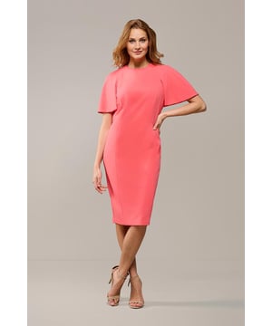 De Kate jurk in roze is de perfecte combinatie van elegantie en een verfijnde pasvorm. Het luxe, crepe materiaal met een vleugje elastaan zorgt voor een lichte stretch en ultiem draagcomfort. Dankzij het getailleerde ontwerp wordt je figuur op een elegante manier geaccentueerd, terwijl de jurk net op de knieën valt. Het opvallende capeje dat sierlijk over de schouders en mouwen valt, geeft de jurk een moderne en minimalistische look. De volledig gevoerde jurk zorgt niet alleen voor een mooie valling, maar ook voor extra comfort. Een subtiele split aan de achterkant biedt meer bewegingsvrijheid en voegt een speelse touch toe aan het ontwerp. Deze schitterende creatie is ook verkrijgbaar in de kleuren offwhite en olijfgroen. Welke kleur past het beste bij jouw stijl?