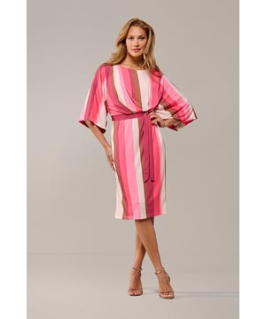 De Belle print jurk uit de nieuwste Mart Visser collectie in een levendige roze multicolour-strepen is een perfecte keuze voor elke gelegenheid. De opvallende verticale lijnen geven de jurk een eigentijdse uitstraling, terwijl het comfortabele materiaal zorgt voor een aangenaam draaggevoel. De strikceintuur accentueert de taille subtiel, waardoor de Belle jurk veelzijdig is en zowel geschikt voor zakelijke omgevingen als feestelijke gelegenheden. Het elegante ontwerp biedt de ideale balans tussen stijl en comfort. De jurk heeft een rechtvallende rok en een getailleerde pasvorm, wat resulteert in een flatterend silhouet. Met de wijde mouwen is deze moderne jurk perfect voor elk seizoen. De knielange lengte voegt een klassieke flair toe, waardoor je de Belle jurk zowel formeel als casual kunt dragen.