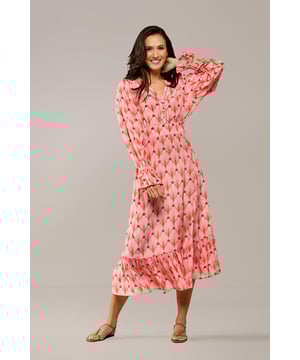 De nieuwe Caroline Tensen collectie bevat de prachtige Aberdeen print jurk, een must-have voor de zomer. Dankzij de soepele, ruime pasvorm met bijzondere details krijgt de jurk zowel een chique als een casual uitstraling. Het opvallende peacock-print in oranje, gecombineerd met de koraalroze achtergrond, maakt de jurk echt uniek. De lange mouwen hebben een subtiel ballon-effect en eindigen in een speelse ruffle met elastische afwerking. De jurk heeft een V-hals met een opengewerkte bies. Het rechte model zorgt voor een comfortabel draaggevoel. Daarnaast is de jurk voorzien van een vast strikceintuur, zodat je de taille mooi kunt accentueren. De onderzijde van de jurk heeft een horizontale naad met plooien voor een elegant uitvallend effect. Deze bijzondere print is ook beschikbaar in een verfijnde tuniek!