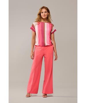 De Benza Print top met roze multicolour strepen is een stijlvolle en veelzijdige aanvulling op je garderobe. Deze jersey top uit de nieuwste collectie van Mart Visser is uitgevoerd in een opvallende blokstrepenprint in roze tinten. De speelse watervalhals aan de achterkant geeft het ontwerp een elegante touch en maakt deze top extra bijzonder. Dankzij de luxe stof en de aangesneden mouwen straalt de top verfijning uit en is hij geschikt voor zowel formele als casual gelegenheden. De rechtvallende pasvorm en heuplengte zorgen voor een flatterende en comfortabele fit, waardoor je de top moeiteloos de hele dag kunt dragen. De tijdloze blokstrepenprint maakt combineren eenvoudig: draag hem met een jeans en sneakers voor een casual look, of kies voor een pantalon of rok met hakken of enkellaarsjes voor een stijlvolle, zakelijke uitstraling.