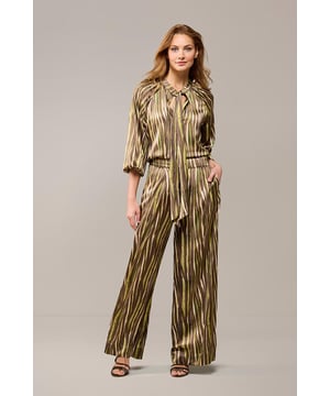 Voeg een vleugje verfijning toe aan je garderobe met de groene Bension print blouse, gemaakt van viscose met een satijnen look. Deze geweven damesblouse heeft een grafisch strepenmotief in groen, offwhite en bruin. De blouse heeft lange mouwen en een soepel vallende, rechte pasvorm die elegant over het lichaam valt en net boven de heup eindigt. De lange raglanmouwen geven de blouse een speelse maar toch chique uitstraling, waardoor hij zowel comfortabel als stijlvol is. Het opstaande kraagje en de subtiele keyhole opening aan de voorkant voegen een luxe touch toe, terwijl het sjaaldetail veelzijdigheid biedt. Draag de sjaal losjes voor een relaxte look of knoop hem voor een meer verfijnde uitstraling.