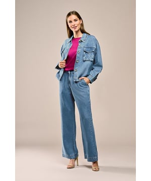 De Berry blouse in denim blauw biedt een relaxte pasvorm en verfijnde details, wat het een veelzijdig kledingstuk maakt voor elke gelegenheid. Het klassieke overhemd in een eigentijds design! Gemaakt van 100% lyocell, voelt de blouse licht en ademend aan, perfect voor de warmere dagen. Het oversized ontwerp met afhangende schouders en lange mouwen valt tot op de heup, wat zorgt voor zowel comfort als een moderne uitstraling. De smalle ingestikte plooien, opgestikte zakken aan de voorkant en een subtiele plooi op de rug geven de blouse een unieke flair. De denim blauwe kleur voegt een casual en eigentijdse toets toe, waardoor deze blouse een perfecte aanvulling is voor elke garderobe. De blouse is ook verkrijgbaar in olijfgroen en off-white, waardoor de keuze aan mogelijkheden eindeloos is.