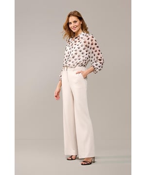 Geef je garderobe moeiteloos een stijlvolle upgrade met de Irza blouse. De unieke abstracte print in offwhite, grijs en zwart laat je gegarandeerd stralen! Deze blouse is stijlvol, veelzijdig en eenvoudig te combineren. De soepel vallende, rechte pasvorm volgt elegant de lijnen van je lichaam en valt tot op de heup. Combineer deze blouse het hele jaar door met het bijpassende singlet voor een complete look. Het elastische detail bij de mouwen geeft een subtiele, moderne twist, terwijl de lange mouwen zorgen voor een verfijnde uitstraling. De blouse is gemaakt van 100% polyester, waardoor ze haar vorm behoudt, kleurvast blijft en makkelijk te onderhouden is.