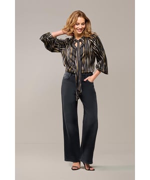 De Bension blouse met opstaand kraagje is de perfecte mix van tijdloze elegantie en moderne flair. Deze geweven damesblouse heeft een grafische streepprint in goudbruine tinten, die een verfijnde uitstraling geeft. Het luxe materiaal met satijnen look geeft je outfit extra luxe, terwijl de subtiele keyhole opening aan de voorkant een chique touch toevoegt. Het opstaande kraagje zorgt voor een moderne uitstraling, en de sjaal kan zowel losjes hangen als gestrikt worden voor extra veelzijdigheid. De blouse heeft een rechte, soepele pasvorm die mooi over het lichaam valt en elegant langs de heupen hangt. De lange raglanmouwen zorgen voor een speelse, maar verfijnde look, en de blouse is zowel comfortabel als stijlvol, geschikt voor uiteenlopende gelegenheden.