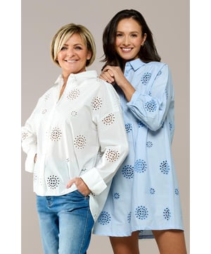TRENDALERT! Dit seizoen is de ultieme zomerblouse een must-have! De frisse witte kleur gecombineerd met de verfijnde broderie geeft deze blouse een vakantiegevoel. De witte damesblouse heeft een rechte pasvorm en valt mooi tot op de heup. De lange mouwen zijn afgewerkt met brede manchetten die je kunt omslaan voor een moderne uitstraling. Draag de blouse met een witte jeans voor een ton-sur-ton look en voeg een gekleurde sandaal toe voor een speelse pop van kleur. De oversized fit maakt deze blouse een trendy ontwerp met een leuke twist! Gemaakt van 100% katoen, is deze blouse heerlijk luchtig en ideaal voor de warmere dagen. Mix en match eindeloos met andere items uit de nieuwe collectie van Caroline Tensen.