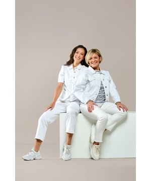 Dit stijlvolle denim jack uit mijn nieuwste zomercollectie is een must-have voor je garderobe. De frisse witte kleur geeft het jack een stoere, maar toch elegante uitstraling en laat zich moeiteloos combineren met de Stockholm denim jeans of de slim-fit Utah jeans in dezelfde zomerse tint. Dit jack is gemaakt van 100% biologisch katoen en heeft een comfortabele oversized pasvorm. De elastische boord aan de onderkant zorgt voor een speelse en flatterende look. Praktisch en modieus, het jack is voorzien van twee steekzakken en twee klepzakken. De bronskleurige knopen, subtiel afgewerkt met mijn logo, maken het ontwerp helemaal af. Dit denim jack met lange mouwen wordt ongetwijfeld jouw favoriet deze zomer. Fashiontip: Ontdek ook de Helsinki denim jacket in mediumblauw of ga voor de lichtblauwe variant.
