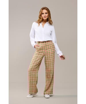 MUSTHAVE: De Josie pantalon is een onmisbaar item voor je garderobe! Gemaakt van elegante boucléstof, biedt deze broek een flatterende pasvorm en een verfijnde textuur. Het strakke silhouet met rechte pijpen zorgt voor een moderne en chique uitstraling. De bouclé stof van katoen biedt een perfecte balans tussen comfort en warmte, terwijl het kleurrijke garen in groen, roze, wit en beige zorgt voor een speelse, maar toch verfijnde look. De toevoeging van lurex garen geeft de pantalon een luxe designer flair. Deze broek biedt niet alleen de perfecte pasvorm en topkwaliteit, maar ook de ideale manier om je persoonlijke stijl te uiten met een vleugje luxe en comfort. Maak deze eyecatcher het statement van je seizoen!