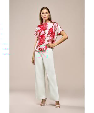 De Belle broek in offwhite is de ultieme mix van stijl en comfort. Deze elegante broek met wijde pijpen wordt gekenmerkt door verfijnde dubbele plooien aan de voorkant, die zorgen voor een unieke designeruitstraling. Voorzien van schuine steekzakken aan de voorkant en paspelzakken aan de achterkant, straalt deze broek moderniteit en klasse uit. De hoge taille en nauwsluitende pasvorm bij de heupen creëren een flatterend silhouet dat perfect aansluit bij elke lichaamsvorm. Gemaakt van 100% katoen, biedt deze broek een ademend en soepel draagcomfort, ideaal voor warme zomerdagen. Of je nu kiest voor een casual of zakelijke look, met deze veelzijdige wijde broek maak je altijd een stijlvol statement. Probeer ook de andere kleuren, zoals denimblauw of olijfgroen, voor meer variatie in je garderobe!