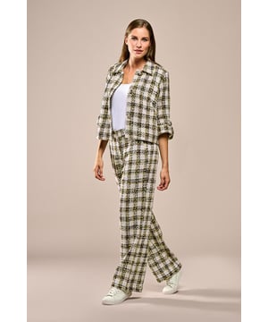 TREND ALERT...! De Josie pantalon is een must-have voor je garderobe. Gemaakt van elegante boucléstof, biedt deze broek een flatterende pasvorm en een verfijnde textuur. Het slanke silhouet met rechte pijpen zorgt voor een moderne en chique uitstraling. De bouclé stof, die katoen met een speels kleurenpalet van zwart, geel, bruin en wit combineert, geeft de broek een verfijnde en toch levendige look. Deze veelzijdige broek is de perfecte mix van comfort, kwaliteit en stijl, en biedt eindeloze mogelijkheden om jouw persoonlijke stijl te accentueren. Get the look...!