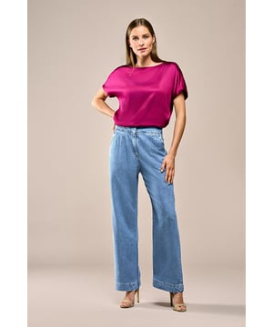 De Belle broek in denim blauw combineert stijl en comfort op een perfecte manier. Deze elegante denim broek is voorzien van wijde pijpen en dubbele plooien aan de voorkant, wat zorgt voor een extra designer uitstraling. De schuine steekzakken aan de voorzijde en paspelzakken aan de achterkant geven de broek een moderne twist. Dankzij de hoge taille en aansluitende pasvorm bij de heupen ontstaat een verfijnd en flatterend silhouet. Gemaakt van 100% Lyocell, voelt de broek licht en soepel aan, ideaal voor warme zomerdagen. Of je nu kiest voor een casual uitstraling of een zakelijke outfit, met deze stijlvolle wijde jeans ben je altijd goed gekleed. Fashiontip: ontdek ook de andere kleuren zoals fris offwhite of trendy olijfgroen!