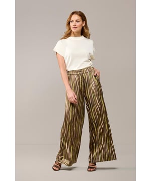 Ervaar ultieme stijl en comfort met deze geweven printbroek. De wijde, rechtvallende pasvorm geeft de broek een moderne en verfijnde uitstraling, perfect voor zowel formele als informele gelegenheden. De hoge taille met een elastische tailleband aan de achterkant zorgt voor een flatterende pasvorm en draagt heerlijk comfortabel. De broek is voorzien van handige schuine steekzakken aan de voorkant en decoratieve strookzakken aan de achterkant, wat een elegante finishing touch geeft. Het abstracte streeppatroon in groen op een warme bruine achtergrond straalt luxe uit en maakt de broek een tijdloze toevoeging aan je garderobe. Combineer met de bijpassende Bension blouse voor een stijlvolle jumpsuit-look of kies voor een contrasterende top voor een frisse, casual outfit. Deze broek is een must-have voor elke modebewuste vrouw dankzij het prachtige design en de hoogwaardige kwaliteit