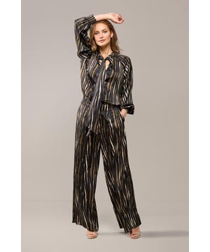 Ontdek de zwarte geweven broek, een perfecte mix van elegantie en comfort. Deze modieuze broek heeft een wijdvallende, rechte pasvorm die een chique uitstraling biedt, ideaal voor zowel formele als informele gelegenheden. De hoge taille met elastiek aan de achterkant zorgt voor een optimale pasvorm en draagcomfort. De broek heeft schuine steekzakken aan de voorkant en strookzakken aan de achterkant, die een extra stijlvolle touch geven. Het abstracte streeppatroon in goud en bruin voegt een luxe uitstraling toe, waardoor deze broek een tijdloze en verfijnde keuze is voor elke garderobe. Combineer de broek met de bijpassende Bension blouse voor een elegante jumpsuit-look of met een klassieke zwarte top voor een dagoutfit. Dankzij de hoogwaardige afwerking en het moderne ontwerp is deze zwarte satijnen broek een waardevolle toevoeging aan elke modebewuste garderobe. Met de broeken van Mart Visser ben je altijd verzekerd van een stijlvolle uitstraling. 