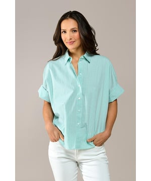 Breng kleur in je garderobe dit lente- en zomerseizoen met vrolijke ruitjes..! De Leeds blouse met korte mouwen is uitgevoerd in een fris groen/wit ruitpatroon, een echte blikvanger. Deze speelse blouse heeft korte mouwen met een omslag en een trendy drop-shoulder effect. Dankzij de oversized pasvorm valt de blouse comfortabel tot op de heup, met een afgeronde onderkant en een achterkant die iets langer is dan de voorkant. Gemaakt van 100% katoen, is deze blouse heerlijk luchtig en perfect voor warme dagen. Stijltip: Ontdek ook de Leeds check blouse in blauw/wit of kies voor de Leeds print blouse met een prachtige botanische print.