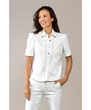 Kies deze zomer voor een blouse met een denim-look! Dit mooie blousje uit mijn nieuwste collectie is de ideale basis voor een stijlvolle outfit. De blouse in een frisse witte tint heeft korte pofmouwen en een chique hoge kraag. De knoopsluiting in het midden is voorzien van een speelse ruche, die de blouse een unieke uitstraling geeft. Door de getailleerde pasvorm en de lengte tot op de heup, komt je vrouwelijke silhouet prachtig tot zijn recht. Gemaakt van biologisch katoen, biedt deze witte blouse niet alleen stijl, maar ook optimaal comfort. Het stretchdenim past zich perfect aan je lichaam aan. Verkrijgbaar in verschillende kleuren: ontdek ook de Brighton denim blouse in mediumblauw en lichtblauw.