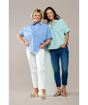 Vrolijke ruitjes zijn dé trend dit lente- en zomerseizoen! De Leeds blouse met korte mouwen trekt direct de aandacht met zijn blauw-witte ruitmotief, een echte eyecatcher. De blouse heeft korte mouwen met een omslag en een trendy drop-shoulder effect, wat zorgt voor een relaxte en eigentijdse uitstraling. Dankzij de oversized pasvorm valt de blouse losjes tot op de heup, met een afgeronde onderkant en een achterkant die langer is dan de voorkant. Gemaakt van 100% katoen, voelt deze blouse heerlijk licht en luchtig aan tijdens warme dagen. Fashiontip: De Leeds blouse is ook verkrijgbaar in een groen/wit ruitpatroon of kies voor de Leeds print blouse met een stijlvolle botanische print.