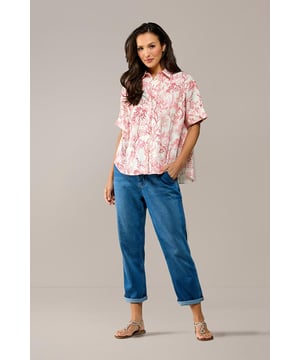 Deze lente en zomer staan vrolijke prints volop in de schijnwerpers! De Leeds blouse met korte mouwen springt in het oog door zijn opvallende oranje botanische print. De levendige bloemen en planten in tinten van oranje, roze en rood maken deze blouse tot een echte eyecatcher. De blouse heeft korte mouwen met een omslag en een drop shoulder effect, wat zorgt voor een relaxte, moderne uitstraling. De oranje geprinte blouse valt tot op de heup, heeft een oversized pasvorm en een afgeronde onderkant met een langere achterkant. Gemaakt van 100% katoen, biedt deze blouse ademend comfort op de warmere dagen. Stijltip: De Leeds blouse is ook verkrijgbaar in een blauwe print, of kies voor de Leeds check blouse met een vrolijk ruitpatroon in groen/wit of blauw/wit.