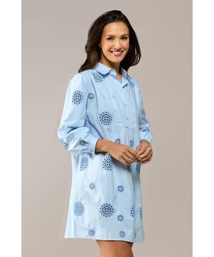 Ontdek de verfijnde charme van de Manchester tuniek, een lichtblauwe tuniek met delicate broderie voor een zomerse uitstraling. Gemaakt van lichtgewicht katoen, heeft deze damestuniek subtiele grafische details die het ontwerp een bijzondere flair geven. De reverskraag en de blauwe knoopjes langs de placket zorgen voor een elegante afwerking. De driekwartmouwen zijn versierd met een speels ruche-effect bij de pols, en de achterkant heeft een lichte plooiing voor extra bewegingsvrijheid. De Manchester tuniek heeft een comfortabele, uitlopende pasvorm en biedt de keuze om met of zonder ceintuur te dragen voor een strakker silhouet of een relaxte, losse look. Een tijdloze favoriet die je steeds opnieuw zult dragen!