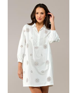 Ontdek het verfijnde ontwerp van de Manchester tuniek, een witte tuniek met broderie voor een zomerse uitstraling. Gemaakt van luchtig katoen, biedt deze witte damestuniek een subtiele grafische afwerking die zorgt voor een unieke look. De reverskraag en de witte knoopjes langs de placket geven de tuniek een elegante flair. De driekwartmouwen zijn versierd met een licht ruche-effect bij de pols, en de achterkant heeft een lichte plooiing voor extra bewegingsvrijheid. De Manchester tuniek heeft een uitlopende pasvorm en een klassieke kraag. Voeg een ceintuur toe voor een prachtig zandloper-silhouet of draag hem los voor een ontspannen look. Een tijdloze favoriet die je keer op keer zult dragen!