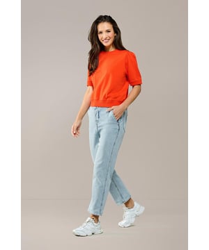 De loose-fit jeans uit de Caroline Tensen-collectie is een echte must-have voor dit seizoen. In een klassieke lichtblauwe tint heeft deze jeans een rechte pasvorm, een hoge taille en enkellange broekspijpen, wat zorgt voor een tijdloze uitstraling. De subtiele stretch biedt een perfecte pasvorm die je vrouwelijke silhouet mooi accentueert. Het stevige stretchdenim zorgt voor zowel een flatterende look als ultiem draagcomfort. De nudekleurige naden en omgeslagen broekspijpen geven de jeans een stoer, eigentijds karakter. Voor extra functionaliteit heeft de jeans schuine steekzakken aan de voorkant en opgestikte zakken achteraan. Combineer deze jeans met het Helsinki denim jacket of de Brighton denim blouse voor een stijlvolle ton-sur-ton look!