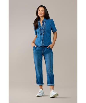 De loose-fit jeans uit de Caroline Tensen-collectie is een echte must-have voor dit seizoen. Deze comfortabele jeans in een klassieke medium blauwe kleur heeft een rechte pasvorm, een hoge taille en enkellange broekspijpen, wat zorgt voor een tijdloze look. Dankzij de lichte stretch sluit de jeans mooi aan en benadrukt het je vrouwelijke silhouet. Het stevige stretchdenim zorgt voor zowel een flatterende uitstraling als ultiem comfort. De bruinkleurige naden en omgeslagen broekspijpen geven de jeans een stoere, eigentijdse flair. Voor extra functionaliteit heeft de jeans schuine steekzakken aan de voorkant en opgestikte zakken achteraan. Draag deze veelzijdige jeans met de bijpassende Helsinki denim jacket of de Brighton denim blouse voor een perfecte match!