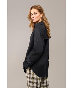 De Marcela damesblouse is een elegante, soepel vallende blouse die reikt tot op de heup en voorzien is van lange mouwen met opvallende details. Maak kennis met de nieuwste damesblouse van Mart Visser! Deze zwarte blouse straalt stijl en klasse uit en is afgewerkt met unieke designelementen. Een opvallend detail is het losse schouderpand aan de achterkant, evenals een lange split midden op de rug. Kies voor deze blouse met een chique uitstraling en bijzondere details voor een verfijnde look. Gemaakt van katoen en polyester, biedt de blouse een ademend en comfortabel draaggevoel. Dankzij de veelzijdigheid van de zwarte blouse kun je deze eenvoudig combineren met andere stukken uit de collectie van Mart Visser. De mogelijkheden zijn eindeloos met dit veelzijdige item. Naast de Marcela blouse kun je ook de bijzondere Bension blouse of de stijlvolle Artesia blouse ontdekken in de collectie.