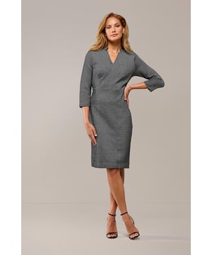 De Novy jurk in Black/White structure is een elegante en veelzijdige keuze die perfect past bij de Lora top en de Leony broek uit dezelfde serie. Deze jurk is net als de andere items uitgevoerd in een tijdloze zwart-witte gestructureerde stof, die zorgt voor een chique uitstraling en optimaal draagcomfort. Als je op zoek bent naar een alternatief voor een top en broek, biedt de Novy jurk een verfijnde en complete look. De V-hals met opstaande kraag en de getailleerde pasvorm met figuurnaden accentueren je silhouette, terwijl de lengte tot op de knie de jurk een verfijnde uitstraling geeft. Draag de Novy jurk met een zwarte blazer en hakken voor een zakelijke look of met een leren jasje voor een casual, maar toch elegante outfit.