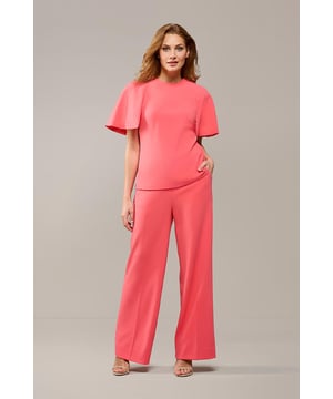 De roze Torya broek is de perfecte balans tussen elegantie, comfort en veelzijdigheid. Met rechte pijpen en een ingestreken vouw geeft deze pantalon een professionele uitstraling, die zich zowel leent voor zakelijke als informele gelegenheden. Naast roze is deze broek ook verkrijgbaar in groen, navy en zwart. De levendige roze kleur maakt deze pantalon een opvallende keuze voor de zomer. Het elastische detail in de taille zorgt voor extra comfort, terwijl het ontwerp zijn strakke en verfijnde look behoudt. Gemaakt van 96% polyester en 4% elastaan biedt de broek een lichte stretch, die zorgt voor een comfortabele en flatterende pasvorm. De Torya pantalon sluit prachtig aan bij de heupen en heeft lange, rechte pijpen voor een slank silhouet. De paspelzakken zorgen voor een modern accent. Volledig gevoerd met stoffen van hoge kwaliteit, blijft de broek de hele dag in topvorm en biedt hij optimaal draagcomfort. Of je nu naar kantoor gaat, een lunchafspraak hebt of een formele gelegenheid bijwoont, de Torya broek is altijd een stijlvolle en veelzijdige keuze.