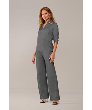 De Leony broek is de perfecte keuze voor elke vrouw die op zoek is naar een combinatie van stijl en comfort. Deze prachtige broek is gemaakt van een gestructureerde zwart-witte stof, wat zorgt voor een tijdloze en moderne uitstraling. Of je nu naar het werk gaat, een speciale gelegenheid hebt of een chique casual look wilt creëren, de Leony broek vormt de ideale basis voor talloze outfits. Met een rechte, nauwsluitende pasvorm bij de heupen heeft deze broek een flatterend silhouet dat bij elk figuur mooi staat. De ritssluiting met schuifknopen en de schuine steekzakken geven de broek een eigentijdse en nette uitstraling. Door de zwart-witte structuur is deze broek gemakkelijk te combineren met andere items uit je garderobe of de nieuwe Mart Visser collectie. Combineer de Leony broek bijvoorbeeld met een elegante blouse en hakken voor een zakelijke look, of met een zachte trui en sneakers voor een casual outfit. Dankzij de rechte broekspijpen kun je de broek ook dragen met enkellaarsjes of loafers.