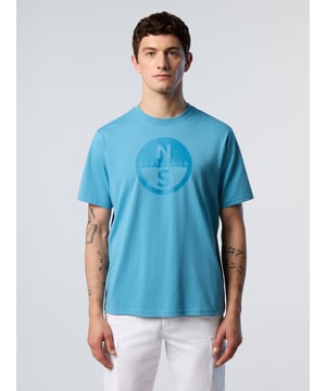 Een casual kledingstuk met de iconische North Sails-uitstraling. Dit maxi-logo T-shirt is ontworpen met comfort en de planeet in het achterhoofd en is gemaakt van jersey van biologisch katoen om het waterverbruik en de schadelijke uitstoot actief te verminderen. Gestyled met een klassieke geribbelde ronde hals.