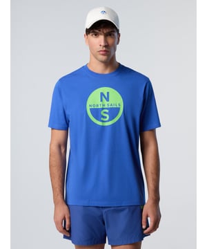Ein unentbehrliches Basic für Ihre Freizeitbekleidung. Dieses klassische T-Shirt mit Rundhalsausschnitt paart legeren Charme mit einer planetenbewussten Haltung, denn es besteht aus 100 % Bio-Baumwolljersey. Es ist perfekt für lässige Looks im unverwechselbaren North Sails-Stil und wird durch den großen Logodruck auf der Brust abgerundet.
