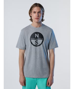 Een casual kledingstuk met de iconische North Sails-uitstraling. Dit maxi-logo T-shirt is ontworpen met comfort en de planeet in het achterhoofd en is gemaakt van jersey van biologisch katoen om het waterverbruik en de schadelijke uitstoot actief te verminderen. Gestyled met een klassieke geribbelde ronde hals.