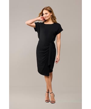 Der elegante schwarze Riley-Rock ist sowohl lässig als auch sportlich und ein Must-Have in Ihrer Garderobe. Dieser Rock hat eine schöne Länge, die bis knapp über das Knie reicht, und ist aus einem hochwertigen Jersey-Stoff gefertigt, der ultimativen Komfort bietet. Die schöne Dehnbarkeit des Stoffes sorgt dafür, dass der Rock sanft um Ihren Körper schmiegt, sodass Sie ihn am liebsten gar nicht mehr ausziehen möchten. Das asymmetrische Schleifendetail auf der linken Seite des Wickelrocks sorgt für einen einzigartigen und stilvollen Effekt. Der Rock hat eine gerade Passform und verfügt hinten über ein elastisches Detail im Bund für optimalen Tragekomfort. Das gerade Modell garantiert eine perfekte Passform und maximalen Tragekomfort. Kombinieren Sie den stylischen Riley-Wickelrock mit dem schwarzen Raisy-Top für einen verspielten Kleider-Look oder tragen Sie ihn mit einem Blazer und Stiefeln für einen schicken, vollendeten Look. Sie können den schwarzen Rock auch mit einer schönen Bluse und Stiefeln für ein elegantes Bürooutfit kombinieren. Entscheiden Sie sich für einen Look, der sowohl bequem als auch schick ist!